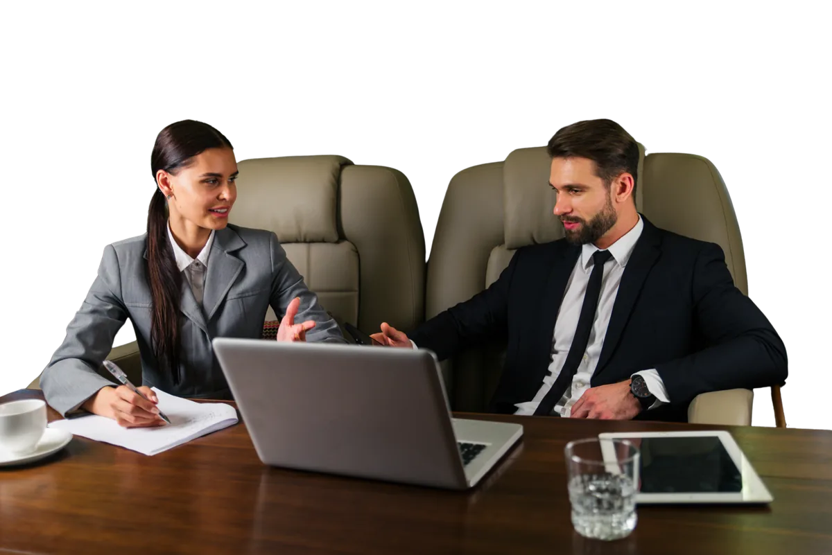 Dois profissionais em reunião com um notebook